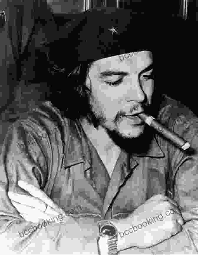 Image Of Che Guevara In Bolivia, Wearing A Bandana And Holding A Rifle Che: A Revolutionary Life Shaul Bakhash